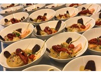 Feuilleté sole saumon, petits légumes, crevettes grises, sauce homardine